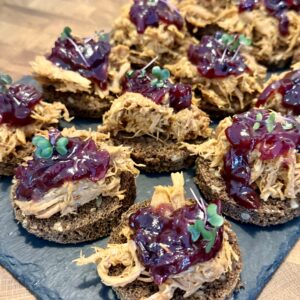 Must leib rebitud bbq liha ja sibulamoosiga 1 TK