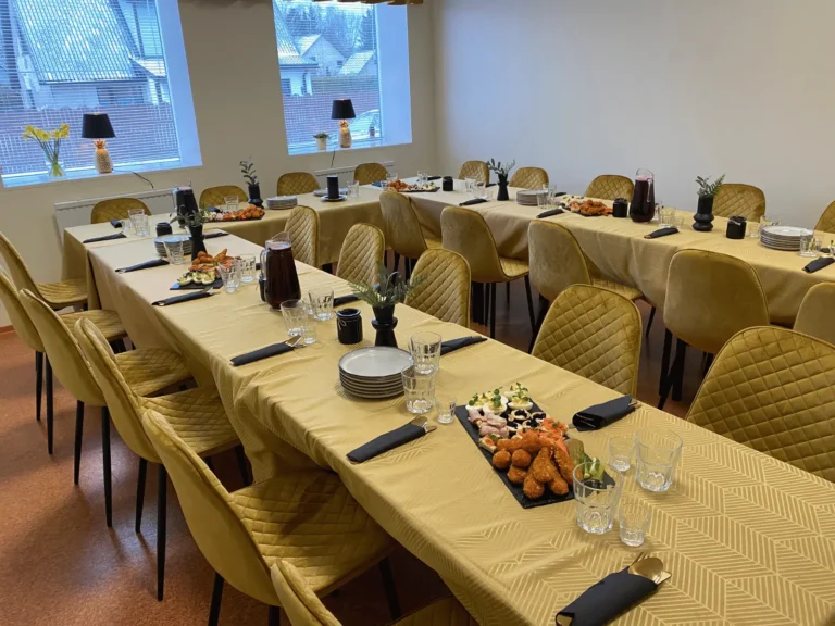 Veska kohvikus toimuva ürituse lauad