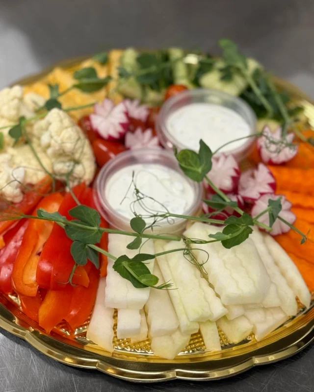 Ilusat teisipäeva!🍒
Oled väga oodatud maitsvale lõunale!😋

🛎️ Tänaseks LÕUNAKS valmistas meie tubli  kokk:

HERNESUPP
TŠILLI-SIBULA JUUSTU KATTEGA SEALIHA
TÄIDETUD KANAKINTS TOMATIGA
SEALIHAST GULJAŠŠ
KALKUNIŠNITSEL
KAPSAHAUTIS

Laud on kaetud iseteenindusena. Menüüs võib esineda muudatusi.
Praadidele lisandiks kartulipüree/riis/tatar, salativalik, kastmevalik.
 
⭐️ Päevasupp 4.95 eur 
⭐️ Päevapraad 8.95 eur 

Hinnad sisaldavad ühekordset tõstet, leiba, maitsevõid, kraanivett.

Lisaks ootab Sind veel:
🥙 Poke kausid
🥗 Salatid 
🥪 Võikud 
🍔 Burgerid 
🌯 Tortillad 
🧆 Rikkalikud praed 
🍰 Koogid 
🥤 Karastusjoogid 
🎁 KINKEKAARDID 

Toitu saad nautida nii kohapeal kui ka kaasa ostes.
Samuti saab toidud telefonis ette tellida
📞56 122 156 📞
 
Lisaks leiad meid 🔵 WOLT äpist

NB❗️Valmistame tellimuse peale TORTE, KRINGLEID 🍰🍩, VAAGNAID 🫒ja CATERINGE 🥬 mine uuri ja telli mugavalt e poest www.veska.ee/pood

KOHVIK on AVATUD esmaspäevast reedeni kell 11-16, nädalavahetuseti oleme suletud, väljaarvatud tellimuste väljastamiseks ja eriüritusteks - JUUBELID, SÜNNIPÄEVAD, LÕPUPEOD, KOOLIKOKKUTULEKUD, PEIED jms.

Eriliste sündmuste tähistamiseks võta julgelt ühendust 📝📞
Lahke pererahvas ja maitsvad toidud ootavad Sind Mustjõe 43 VESKA Söök ja Kook kohvikus 👋

🚗 Parkida saad maja ette ja maja taha. Tagumine uks on avatud. 

Kohtumiseni! 🫶