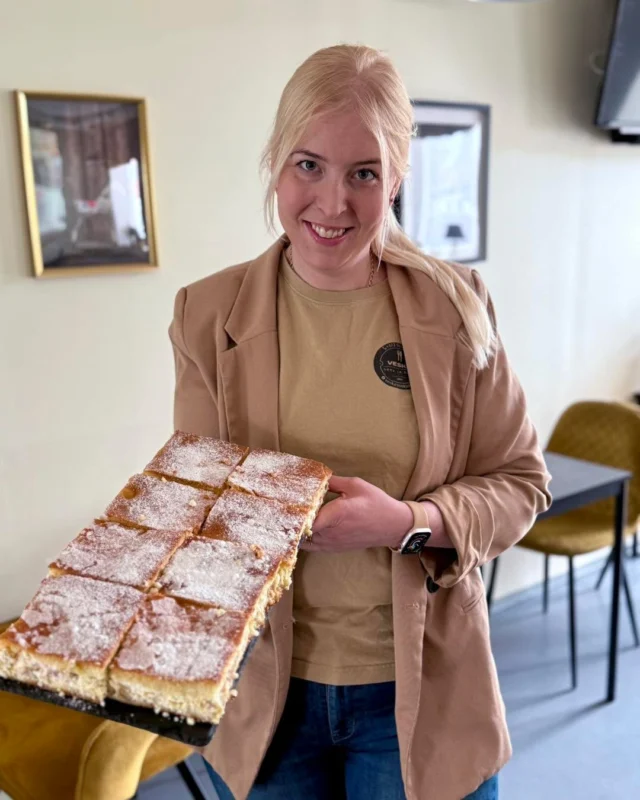 Toredat kolmapäeva!🍒
Oled väga oodatud maitsvale lõunale!😋

🛎️ Tänaseks LÕUNAKS valmistas meie tubli  kokk:

VÄRSKEKAPSASUPP
HAKKLIHAKASTE
SINGI-SEENE MAKARONIVORM
VEISE AZUU
KALKUNI AHJUŠAŠLÕKK
SEALIHA

Laud on kaetud iseteenindusena. Menüüs võib esineda muudatusi.
Praadidele lisandiks kartulipüree/riis/tatar, salativalik, kastmevalik.
 
⭐️ Päevasupp 4.95 eur 
⭐️ Päevapraad 8.95 eur 

Hinnad sisaldavad ühekordset tõstet, leiba, maitsevõid, kraanivett.
Nb❣️ Letil imeline rabarberi-kohupiimakook 😋

Lisaks ootab Sind veel:
🥙 Poke kausid
🥗 Salatid 
🥪 Võikud 
🍔 Burgerid 
🌯 Tortillad 
🧆 Rikkalikud praed 
🍰 Koogid 
🥤 Karastusjoogid 
🎁 KINKEKAARDID 

Toitu saad nautida nii kohapeal kui ka kaasa ostes.
Samuti saab toidud telefonis ette tellida
📞56 122 156 📞
 
Lisaks leiad meid 🔵 WOLT äpist

NB❗️Valmistame tellimuse peale TORTE, KRINGLEID 🍰🍩, VAAGNAID 🫒ja CATERINGE 🥬 mine uuri ja telli mugavalt e poest www.veska.ee/pood

KOHVIK on AVATUD esmaspäevast reedeni kell 11-16, nädalavahetuseti oleme suletud, väljaarvatud tellimuste väljastamiseks ja eriüritusteks - JUUBELID, SÜNNIPÄEVAD, LÕPUPEOD, KOOLIKOKKUTULEKUD, PEIED jms.

Eriliste sündmuste tähistamiseks võta julgelt ühendust 📝📞
Lahke pererahvas ja maitsvad toidud ootavad Sind Mustjõe 43 VESKA Söök ja Kook kohvikus 👋

🚗 Parkida saad maja ette ja maja taha. Tagumine uks on avatud. 

Kohtumiseni! 🫶