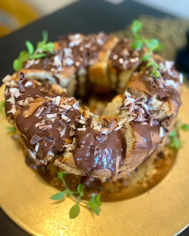 Mõnusat neljapäeva!🍒
Oled väga oodatud maitsvale lõunale!😋

🛎️ Tänaseks LÕUNAKS valmistas meie tubli  kokk:

JUUSTUNE PÜREESUPP
KALASUPP
SEALIHAST ŠAŠLÕKK
KANATIIVAD
VIINERIKASTE
ÜHEPAJATOIT SEALIHAGA
PRANTSUSEPÄRANE HÕBEHEIK

Laud on kaetud iseteenindusena. Menüüs võib esineda muudatusi.
Praadidele lisandiks kartulipüree/riis/tatar, salativalik, kastmevalik.
 
⭐️ Päevasupp 4.95 eur 
⭐️ Päevapraad 8.95 eur 

Hinnad sisaldavad ühekordset tõstet, leiba, maitsevõid, kraanivett.

Lisaks ootab Sind veel:
🥙 Poke kausid
🥗 Salatid 
🥪 Võikud 
🍔 Burgerid 
🌯 Tortillad 
🧆 Rikkalikud praed 
🍰 Koogid 
🥤 Karastusjoogid 
🎁 KINKEKAARDID 

Toitu saad nautida nii kohapeal kui ka kaasa ostes.
Samuti saab toidud telefonis ette tellida
📞56 122 156 📞
 
Lisaks leiad meid 🔵 WOLT äpist

NB❗️Valmistame tellimuse peale TORTE, KRINGLEID 🍰🍩, VAAGNAID 🫒ja CATERINGE 🥬 mine uuri ja telli mugavalt e poest www.veska.ee/pood

KOHVIK on AVATUD esmaspäevast reedeni kell 11-16, nädalavahetuseti oleme suletud, väljaarvatud tellimuste väljastamiseks ja eriüritusteks - JUUBELID, SÜNNIPÄEVAD, LÕPUPEOD, KOOLIKOKKUTULEKUD, PEIED jms.

Eriliste sündmuste tähistamiseks võta julgelt ühendust 📝📞
Lahke pererahvas ja maitsvad toidud ootavad Sind Mustjõe 43 VESKA Söök ja Kook kohvikus 👋

🚗 Parkida saad maja ette ja maja taha. Tagumine uks on avatud. 

NB❣️ Juba 7. juunil kell 12 toimub kohvikus vinge perepäev. Jälgi meie facebooki ja tule kohale 🌞

Kohtumiseni! 🫶