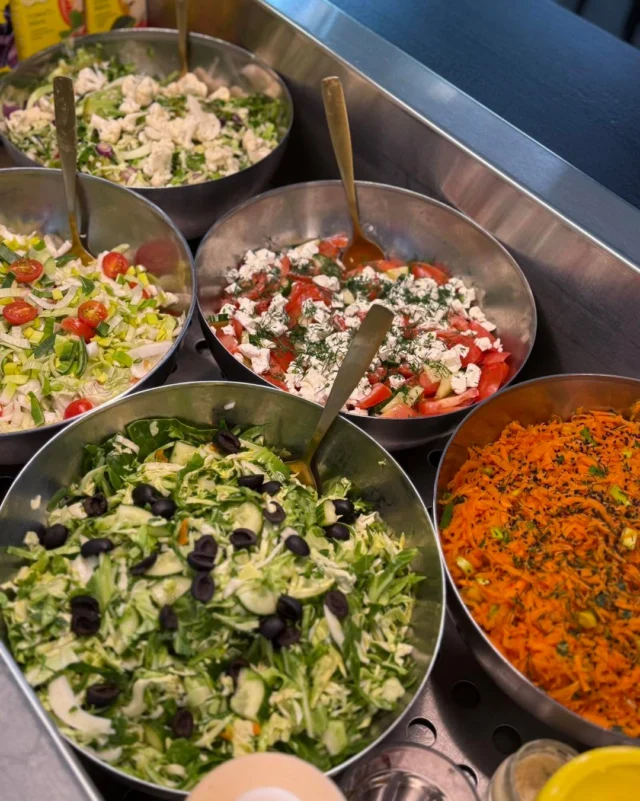 Õnnelikku reedet!🍒
Oled väga oodatud maitsvale lõunale!😋

🛎️ Tänaseks LÕUNAKS valmistas meie tubli  kokk:

TOM KHA
KANARAGUU
SINEPINE SEALIHA KASTE
TOMATINE PASTA
PRAEKARTUL SIBULA JA SINGIGA
SEALIHA TERYAKI KASTMES

Laud on kaetud iseteenindusena. Menüüs võib esineda muudatusi.
Praadidele lisandiks kartulipüree/riis/tatar, salativalik, kastmevalik.
 
⭐️ Päevasupp 4.95 eur 
⭐️ Päevapraad 8.95 eur 

Hinnad sisaldavad ühekordset tõstet, leiba, maitsevõid, kraanivett.

Lisaks ootab Sind veel:
🥙 Poke kausid
🥗 Salatid 
🥪 Võikud 
🍔 Burgerid 
🌯 Tortillad 
🧆 Rikkalikud praed 
🍰 Koogid 
🥤 Karastusjoogid 
🎁 KINKEKAARDID 

Toitu saad nautida nii kohapeal kui ka kaasa ostes.
Samuti saab toidud telefonis ette tellida
📞56 122 156 📞
 
Lisaks leiad meid 🔵 WOLT äpist

NB❗️Valmistame tellimuse peale TORTE, KRINGLEID 🍰🍩, VAAGNAID 🫒ja CATERINGE 🥬 mine uuri ja telli mugavalt e poest www.veska.ee/pood

KOHVIK on AVATUD esmaspäevast reedeni kell 11-16, nädalavahetuseti oleme suletud, väljaarvatud tellimuste väljastamiseks ja eriüritusteks - JUUBELID, SÜNNIPÄEVAD, LÕPUPEOD, KOOLIKOKKUTULEKUD, PEIED jms.

Eriliste sündmuste tähistamiseks võta julgelt ühendust 📝📞
Lahke pererahvas ja maitsvad toidud ootavad Sind Mustjõe 43 VESKA Söök ja Kook kohvikus 👋

🚗 Parkida saad maja ette ja maja taha. Tagumine uks on avatud. 

NB❣️ Juba 7. juunil kell 12 toimub kohvikus vinge perepäev. Jälgi meie facebooki ja tule kohale 🌞

Kohtumiseni! 🫶